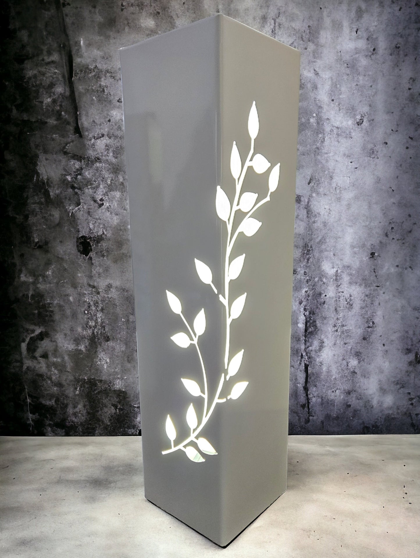 Weiße Motiv-Säule mit Ranken-Motiv pulverbeschichtet und Pflanzschale 115 cm