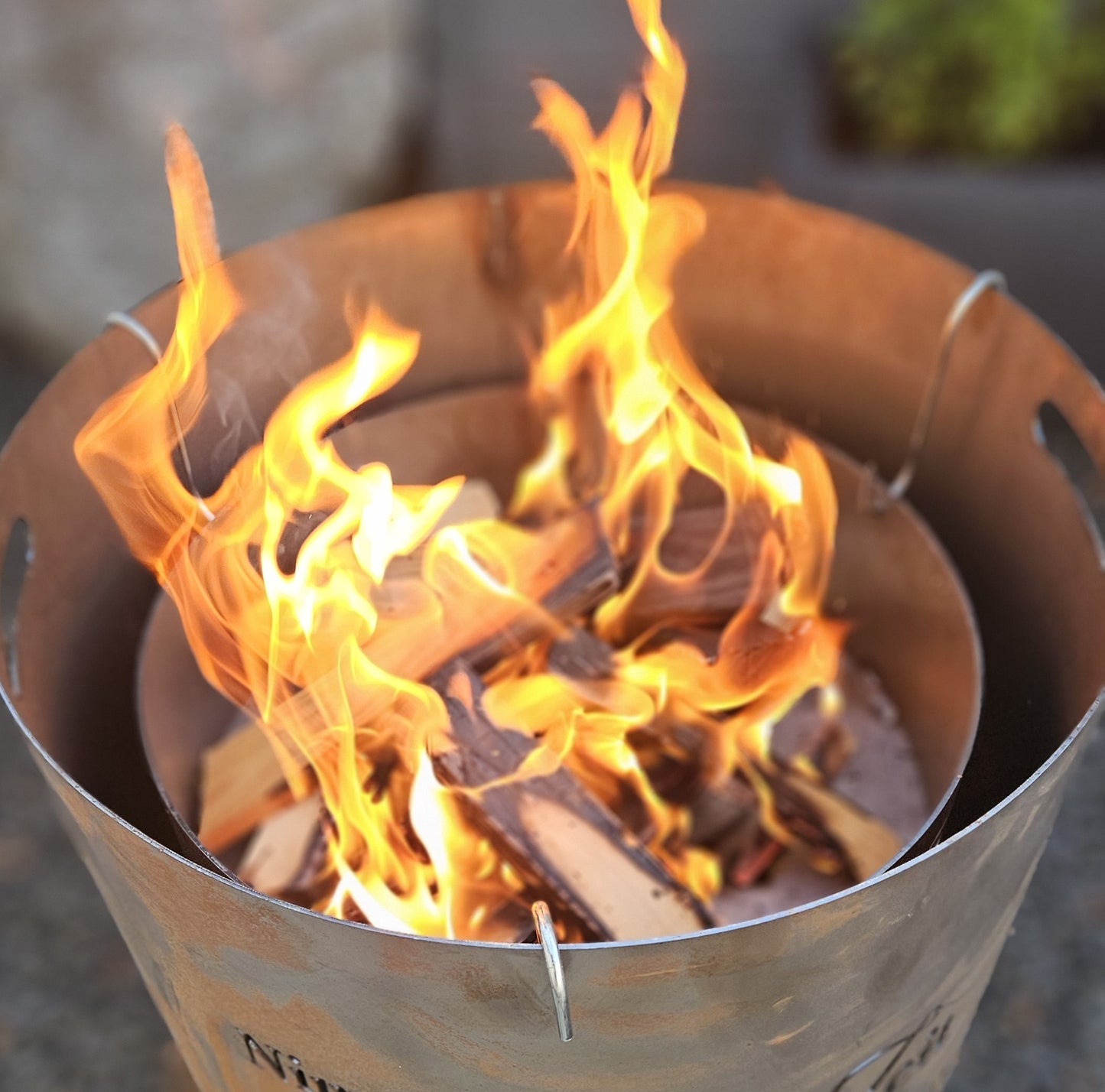 Holz-Grillkohle Einsatz mit Halter, geeignet für Feuertonnen & Feuerkörbe bis 60 cm Ø