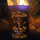 Brennende Feuertonne „Familie – Heimathafen“ mit leuchtendem Anker-Motiv und Flammenspiel im Garten