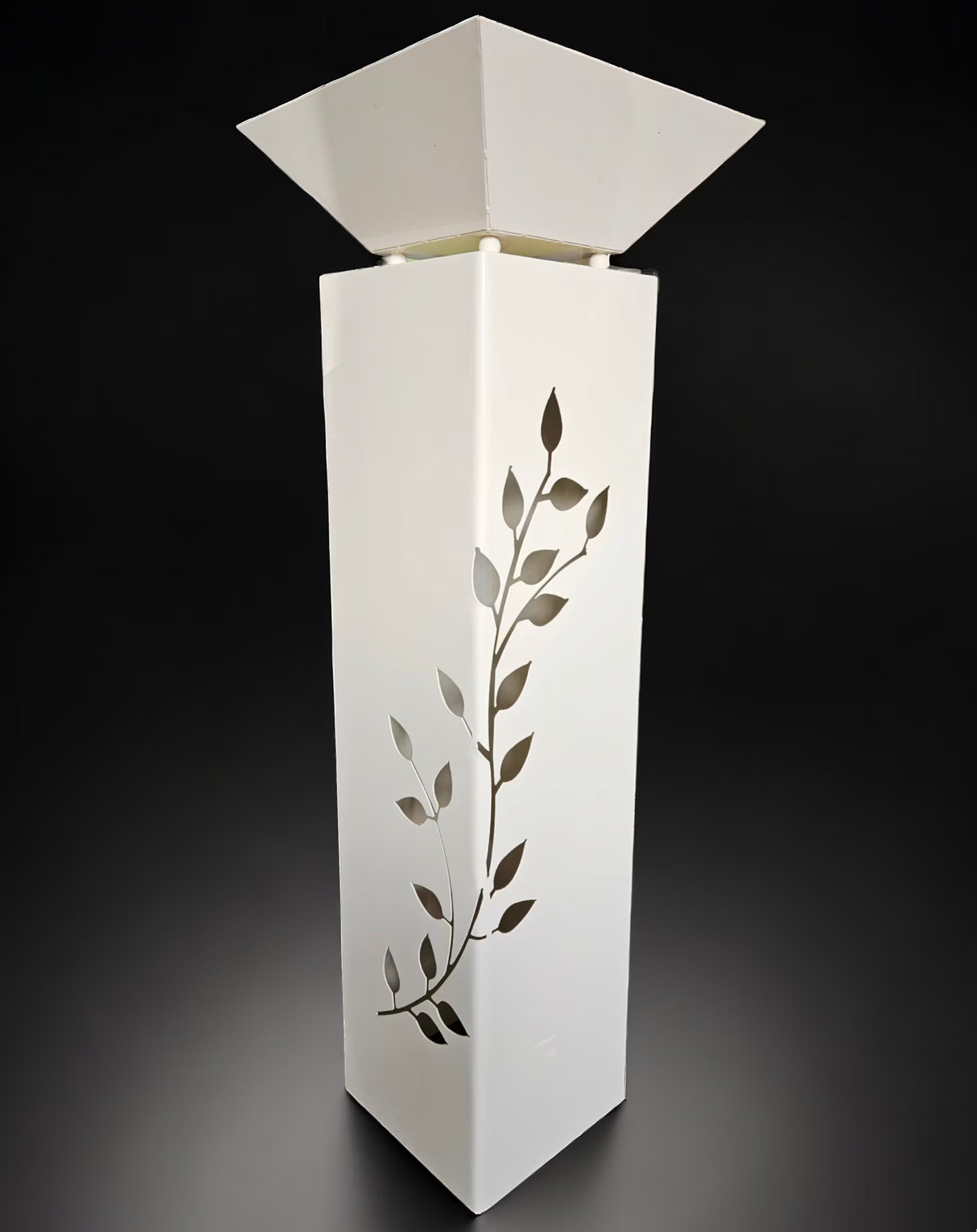 Weiße Motiv-Säule mit Ranken-Motiv pulverbeschichtet und Pflanzschale 115 cm