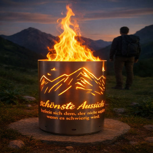 Brennende Motiv-Feuertonne „Schönste Aussicht“ mit leuchtendem Bergpanorama in den Bergen – Feuerstelle für Bergliebhaber und Outdoor-Fans.