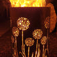 Brennende Feuertonne „Pusteblume“ mit leuchtendem Blumenmotiv und intensivem Flammenspiel – dekorative Feuerstelle für Garten und Terrasse
